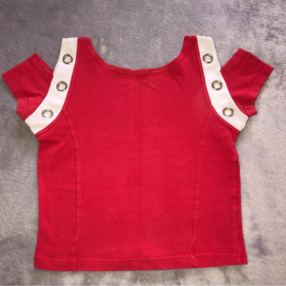 Red cropped tank top/ short sleeve shirt/ no sleeves/ open shoulder